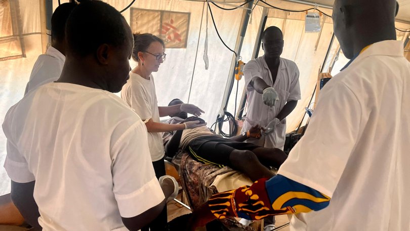 Erster aufgenommener Patient, seitdem die Kämpfe in El Geneina zugenommen haben und mehr Menschen aus dem Sudan nach Adré im Tschad flüchten. 4. November 2023.