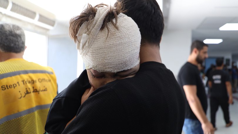 Un jeune garçon blessé par une frappe aérienne à Gaza serre son père dans ses bras après avoir été soigné à l'hôpital Al Shifa. 19 octobre 2023