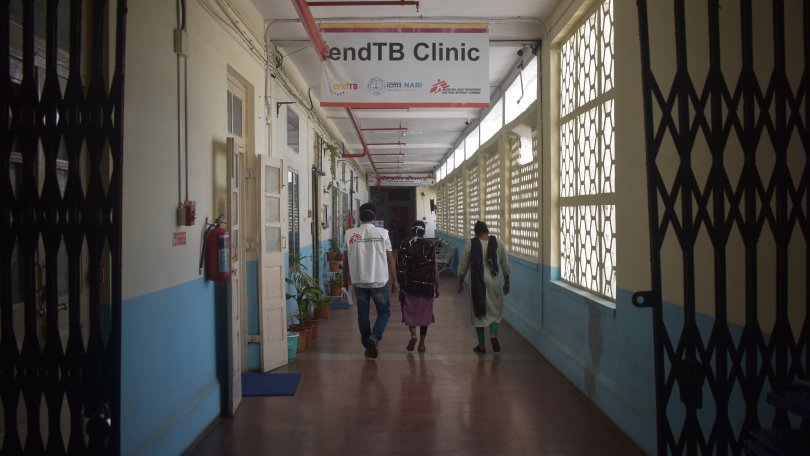 Ein MSF-Mitarbeiter begleitet zwei Patientinnen, die an der klinischen Studie endTB teilgenommen haben. Oktober 2023.