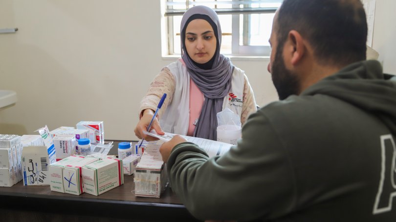 Ein Patient erhält seine Medikamente für eine chronische Krankheit nach einer medizinischen Beratung durch unser mobiles Team in Nabatieh, im Süden des Libanon. 20. Dezember 2023.