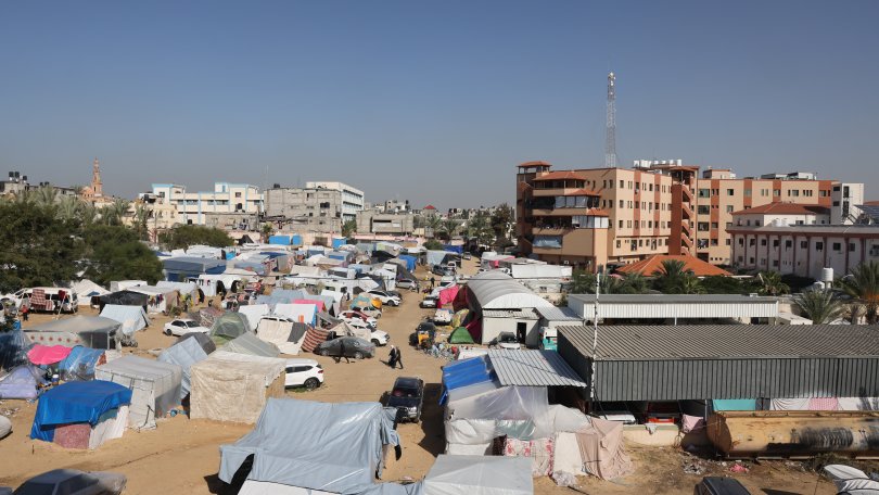 Behelfsmässiges Camp vor dem Nasser-Spital, in dem die meisten Abteilungen heute nicht mehr funktionsfähig sind. Südlicher Gazastreifen, 24. November 2023.