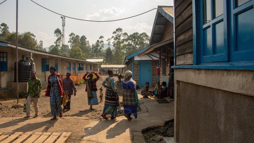 Patienten:innen und Pflegepersonal gehen an der Kinderstation des allgemeinen Referenzspitals von Mweso in Nord-Kivu vorbei. DR Kongo, August 2023.
