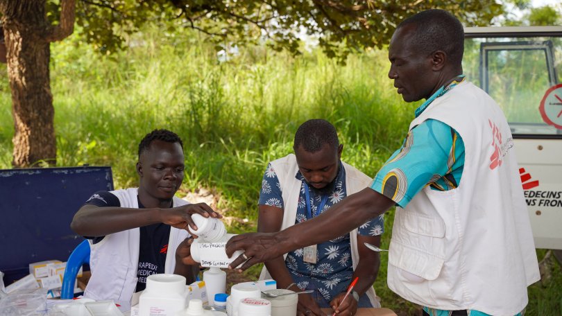 Eines unserer Teams organisiert und ordnet die Medikamente einer mobilen Klinik. Südsudan, September 2023.