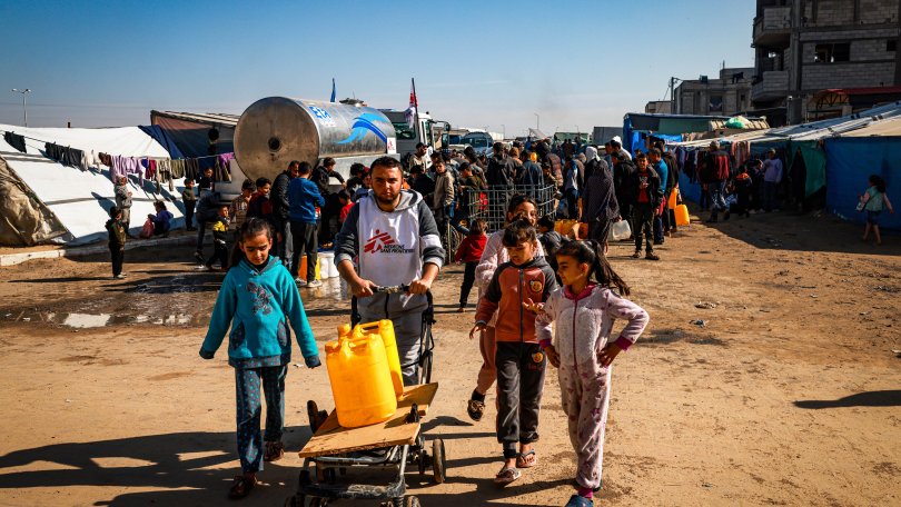 Unsere Teams verteilen Trinkwasser in Rafah, im südlichen Gazastreifen. 27. Januar 2024.