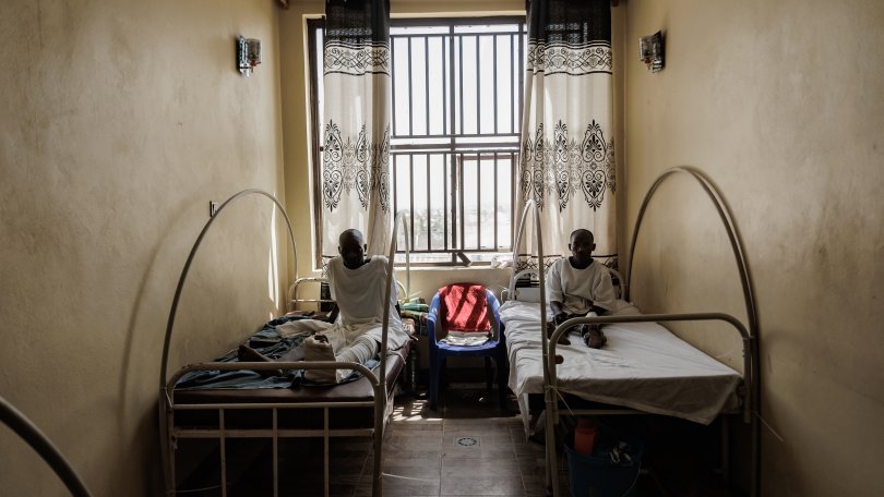 Zwei Patienten erholen sich von chirurgischen Eingriffen, die von unseren Teams im Spital von Salama durchgeführt wurden. DR Kongo, Bunia, August 2023.