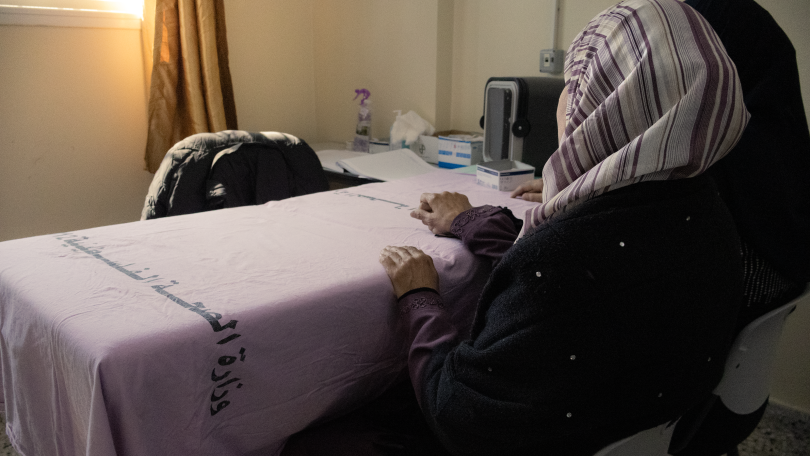 Eine Frau wartet auf ihre Untersuchung durch unsere Teams in Rafah. Gaza, 29. März 2024.