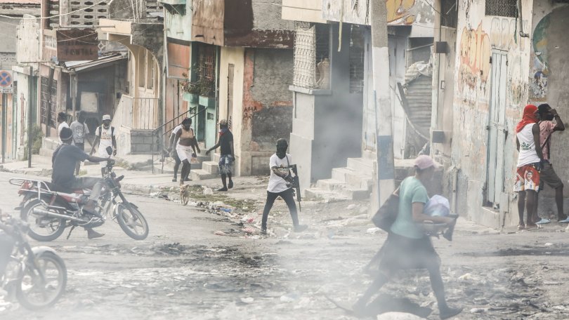 Bewaffnete liefern sich einen Schusswechsel mit der Polizei im Quartier Bel Air in Port-au-Prince.
