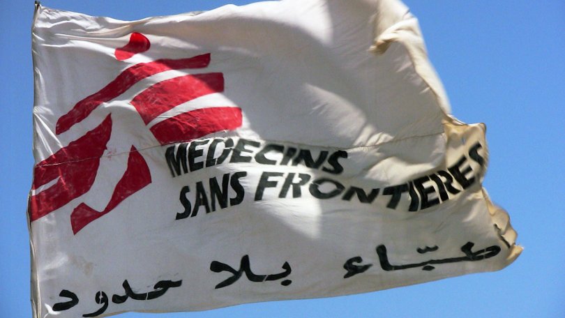Le drapeau de MSF sur l'hôpital du Camp Kalma, le plus grand camp de déplacés internes au Darfur. 2008.