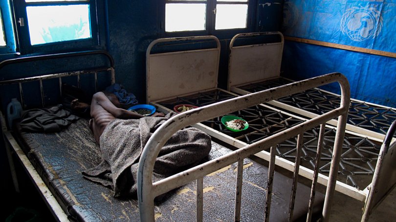 En deux mois, dix-sept prisonniers, référés de la prison de Bunia vers l’hôpital de la ville, sont décédés, victimes de dénutrition sévère. L’équipe MSF travaillant dans cette ville du district oriental de l’Ituri en République Démocratique du Congo, vient d’intervenir dans la prison pour mettre fin à cette tragédie. Visite d’un lieu de désolation où s’entassent plus de 500 prisonniers dont à peine un tiers d’entre eux ont jusqu’alors été jugés. Bunia, DR Congo, 1 janvier 2010.