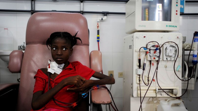 Dialyse sur une jeune patiente, Haïti, 20 janvier 2010.