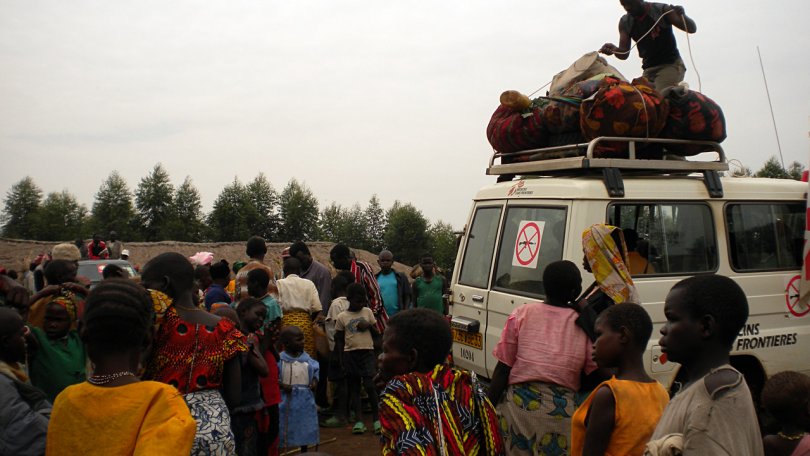 De Ozoba à Aveba, les personnes les plus épuisées sont transportées par MSF en voiture. 