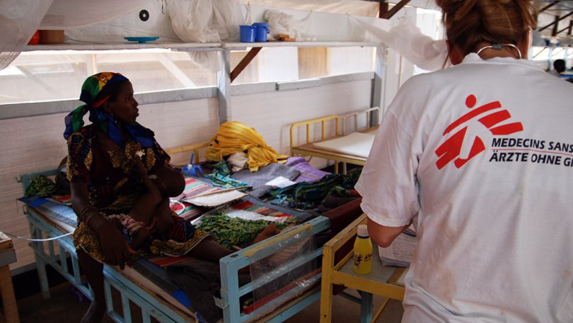 Au CRENI la surveillance des enfants est celle d’un service d’urgence pédiatrique. Très lourd à gérer. C’est pourquoi MSF développe le travail en proximité avec les communautés, dans les villages. Un moyen efficace d’éviter les trop grandes complications médicales.