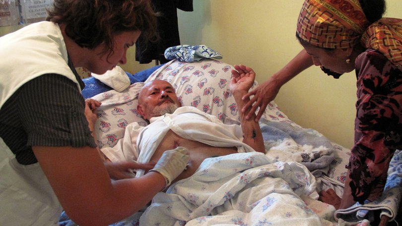 Kirghizistan, 2010. Anja Wolz, coordinatrice terrain pour MSF à Och au sud du Kirghizistan, change les pansements d’un homme blessé durant les violents affrontements de juin dernier.