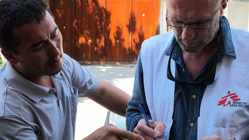Le coordinateur MSF des urgences, Andrei Slavuckij évalue les besoins médicaux dans un quartier de Och, Kirghizistan, 21/06/2010