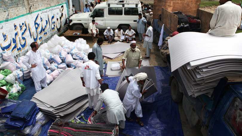 MSF-Belgique distribue des biens non alimentaires à Dargai, province de Malakand, aux victimes des inondations au Pakistan, 12.08.2010 