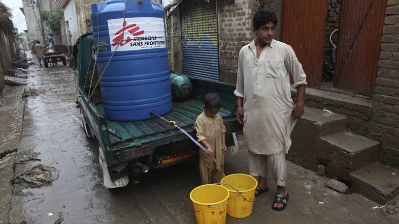 MSF-Belgique ; distribution d’eau dans les villages entourant Charsadda, Pakistan, 08.08.2010