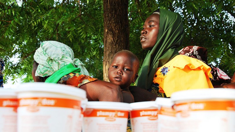 Distribution d'aliments supplémentaires prêts à l'emploi réalisée par MSF et Forsani. Niger, 31.07.2010.
