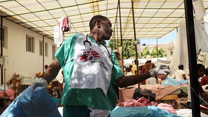 Les équipes médicales MSF traitant les patients atteints de cholera dans l’hôpital de St-Marc, géré par le Ministère de la santé, Haïti 30.10.2010