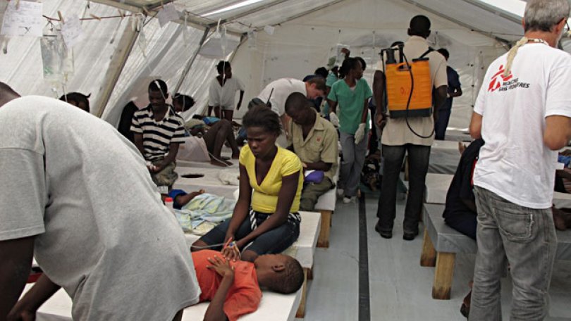 Les équipes MSF traitent des patients à l’hôpital Choscal, une structure du ministère de la Santé publique haïtien à Cité Soleil, Port-au-Prince, Haïti, 12.11.2010