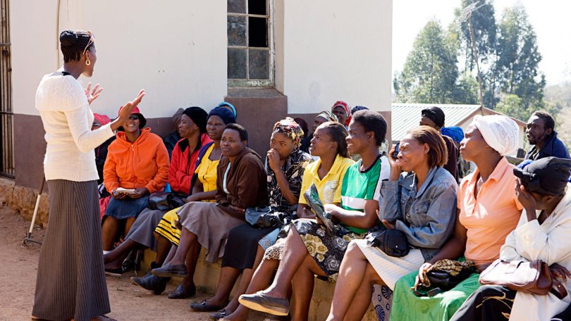 L’éducatrice sociale Futhy parlant à la communauté. Le Swaziland figure parmi les pays les plus touchés au monde par la co-infection VIH/sida et tuberculose. 02.09.2008