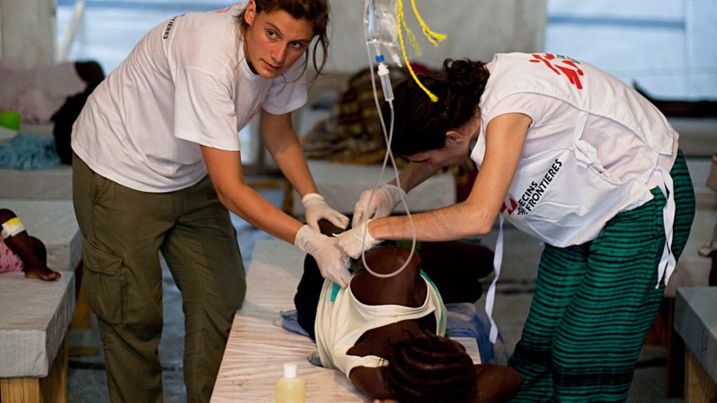 Les Haïtiens sont traités contre le choléra à la Clinique de la Sarthe dirigée par MSF à Port-au-Prince, Haïti, 15.11.2010