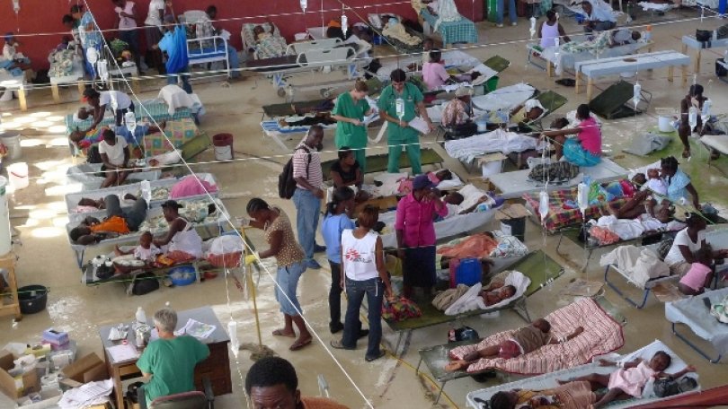 Dans le centre de traitement du choléra (CTC) de MSF au gymnase de Cap Haîtien en Haîti. Décembre 2010.