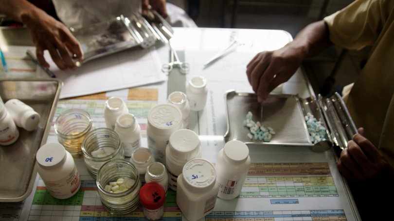 Distribution de medicaments dans le service des maladies infectieuses de l'hôpital de l'Amitié khméro-soviétique au Cambodge. 01/09/2008