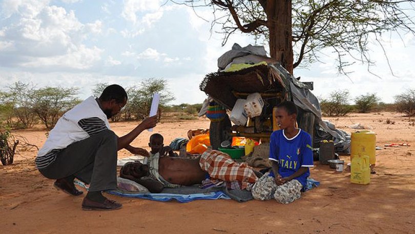 Un nouvel arrivant de Somalie, épuisé par son périple, est pris en charge par l’une des équipes mobiles de MSF à l’extérieur de Dagahaley.