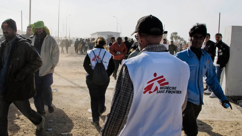 Des milliers de travailleurs émigrés ont fuit la Libye vers la Tunisie à Ras Ajdir.