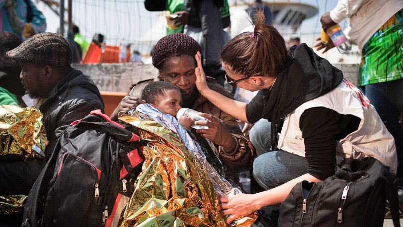 Le 19 avril 2011, 760 réfugiés sont arrivés de Lybie. Une équipe MSF distribue des biens non alimentaires aux réfugiés à peine arrivés.