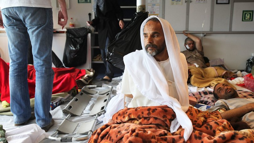 MSF a evacué 99 personnes, comprenant 64 blessés de guerre et 35 personnes accompagnantes par bateau du 15 au 16 avril 2011