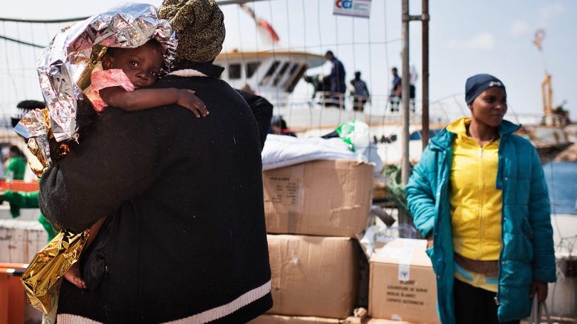 Le 19 avril 2011, 760 réfugiés sont arrivés de Lybie après 3 jours de voyage dans un vieux bateau de pêche. Une équipe MSF distribue des biens non alimentaires aux réfugiés à peine arrivés.