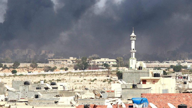 Des fumées surplombent la ville de Tripoli après des combats, le 23 août 2011.