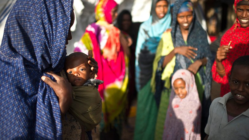 Des femmes font la queue avec leurs enfants devant le centre de thérapie nutritionnelle de Galcayo dirigé par MSF en Somalie.