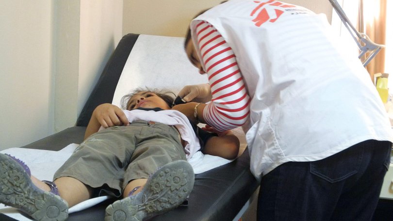 Un médecin MSF examine une réfugiée syrienne qui souffre de vomissements et de douleur à l’estomac.