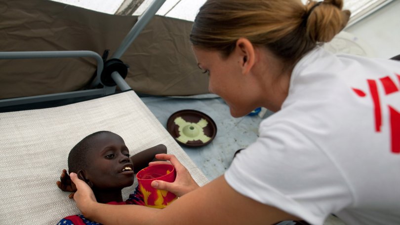 Les équipes médicales de MSF ont également multiplié les centres de traitement et ont ainsi soigné près de 5 000 patients en Guinée et en Sierra Leone.