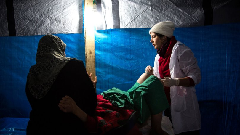 Cathy Janssens, jeune sage-femme belge, revient d’une mission dans l’un des hôpitaux de Médecins Sans Frontières en Syrie.