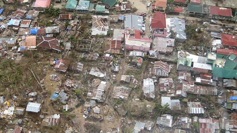 Une équipe de MSF fait une évaluation par hélicoptère sur l’île de Panay.