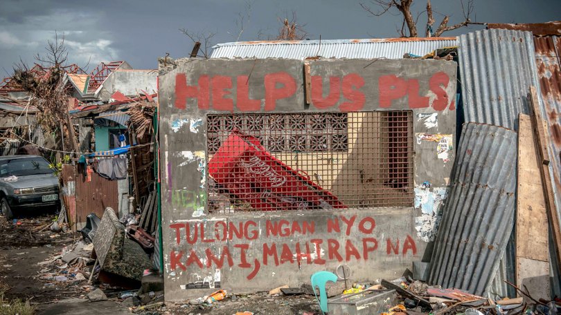 « Aidez-nous s’il vous plait ». C’est ce qu’un survivant de Tanaua a inscrit en grosses lettres de peinture rouge sur ce qu’il reste de sa maison.