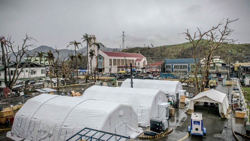 Cet hôpital gonflable est autosuffisant et a été développé par MSF pour permettre une réponse rapide aux catastrophes naturelles.