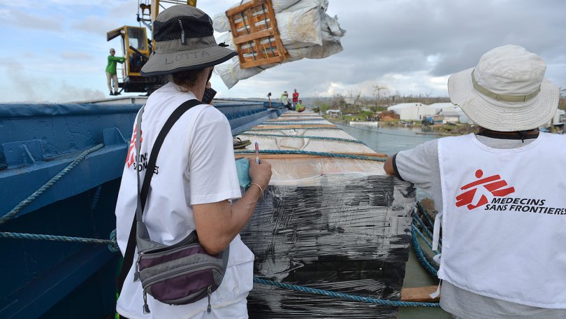 Déchargement de 300 tonnes de tentes, matériaux de construction et autres fournitures pour le projet en Guiuan.