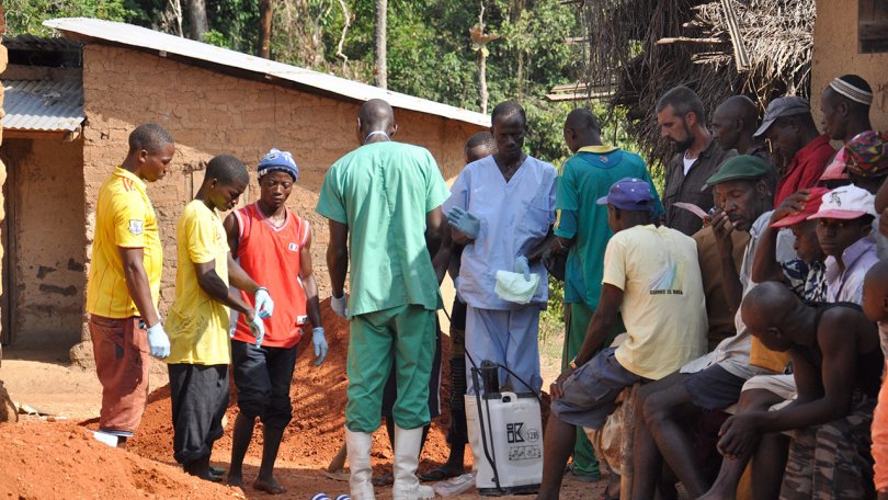 Pour parvenir à contrôler une épidémie d’Ebola, les équipes doivent travailler en étroite coopération avec les populations touchées.