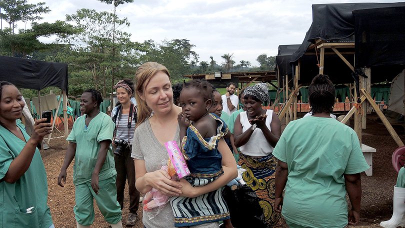 Ella Watson, chargée de la promotion de la santé en Sierra Leone et Isatta qui a survécu à l’Ebola.