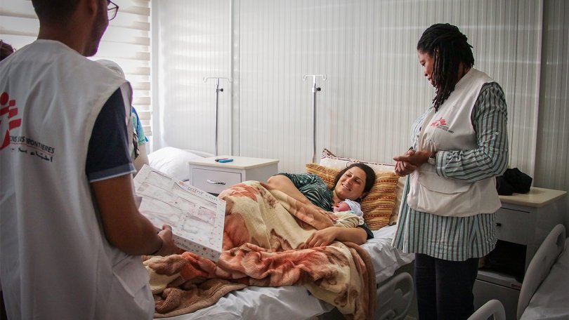 L’équipe MSF félicite la mère et lui offre un présent pour la naissance d’Ayla.
