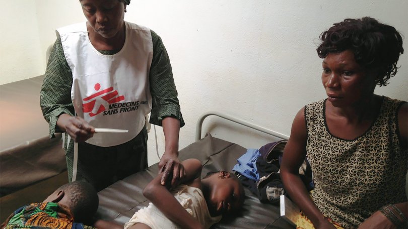 Corine et ses deux filles, Ketura et Océane, à la clinique MSF.