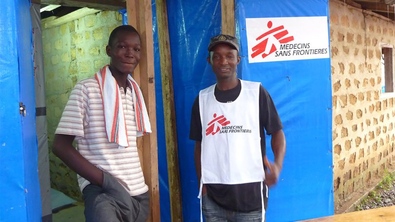 James (à gauche), qui a survécu à Ebola, avec son père Alexander, un promoteur de la santé de MSF. Foya, Libéria