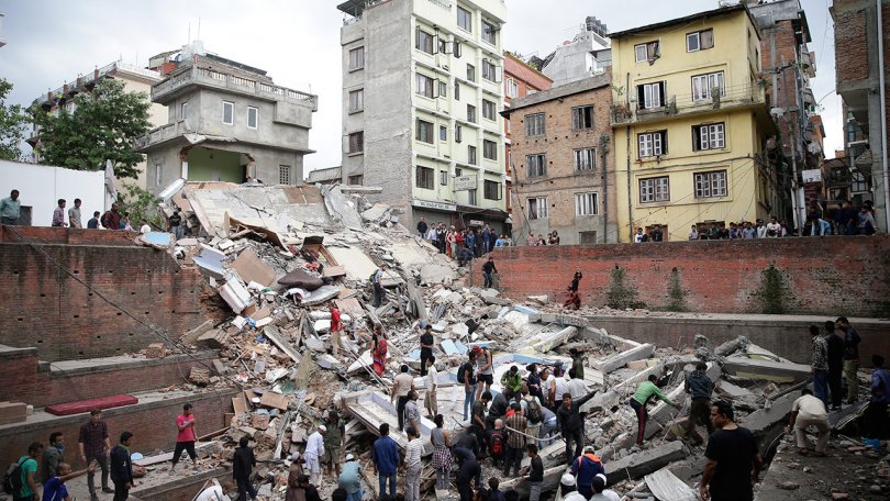Recherche de survivants ensevelis sous les ruines d’un immeuble après le tremblement de terre à Katmandou.
