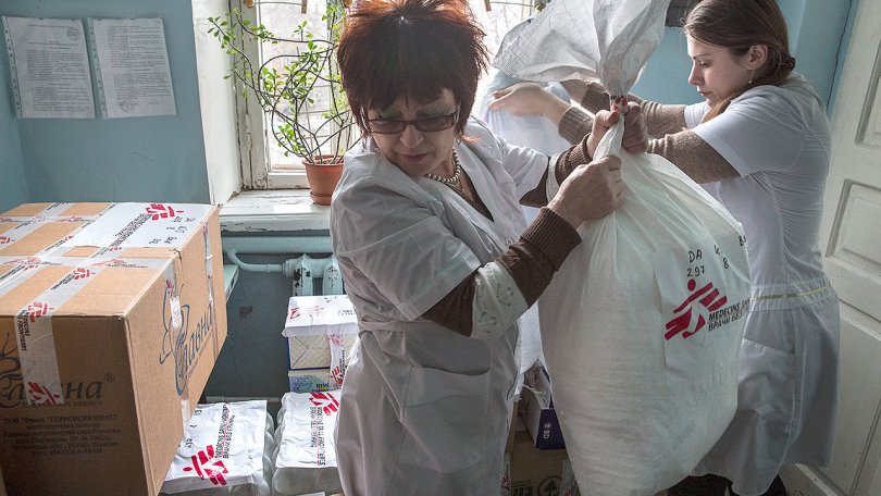 Ces 18 derniers mois, MSF a travaillé avec acharnement à fournir des soins médicaux gratuits essentiels des deux côtés de la ligne de front.