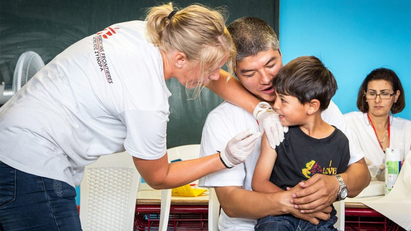 MSF a mené des campagnes de vaccination dans plusieurs camps de réfugiés et sites informels en Grèce, à destination de plus de 5 000 enfants âgés de 6 mois à 15 ans.