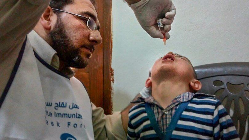 Le Dr. Hussein, pédiatre, avec un jeune patient.